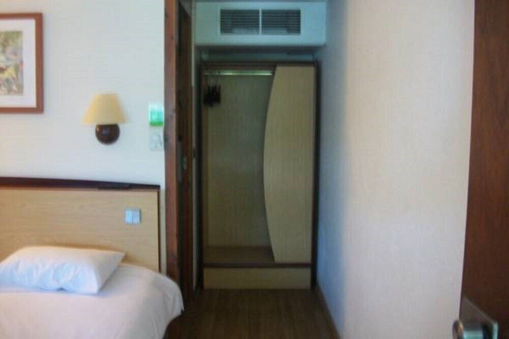 Kyriad Tarbes Bastillac Экстерьер фото